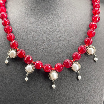 Dettaglio delle sfere di agata rossa e dei cinque pendenti con perle coltivate in argento 925