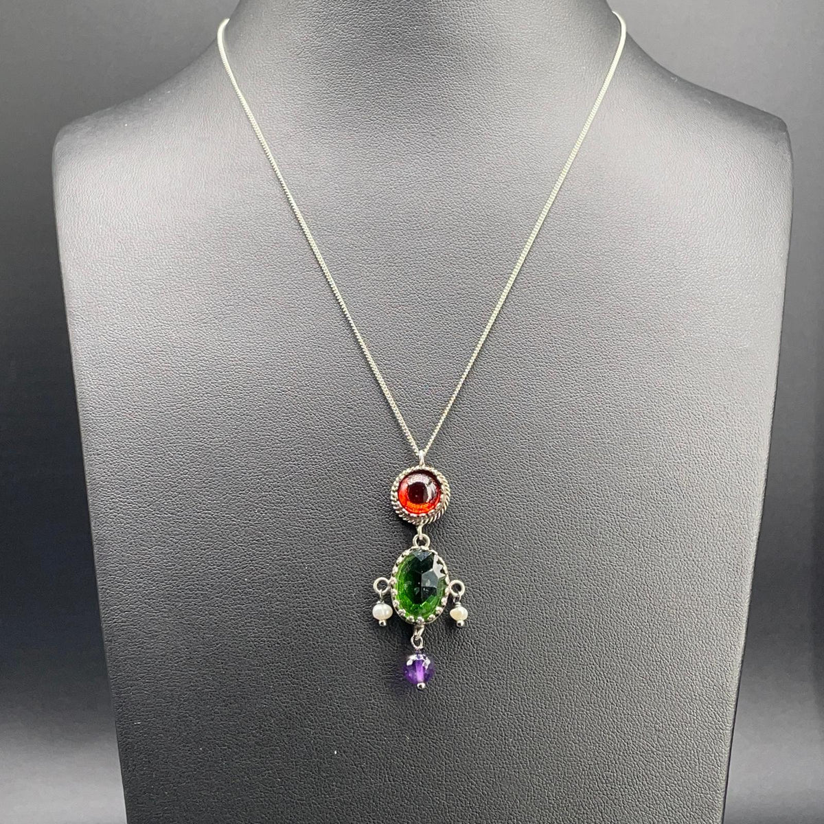 Collana BonBon in argento 925 con pendente centrale verde, elemento rosso, dettaglio viola e perle coltivate