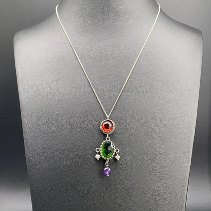 Collana BonBon in argento 925 con pendente centrale verde, elemento rosso, dettaglio viola e perle coltivate