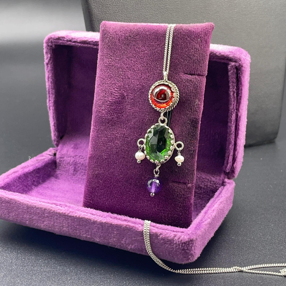 Collana BonBon con pendente rosso verde e viola in argento 925 su espositore in velluto viola