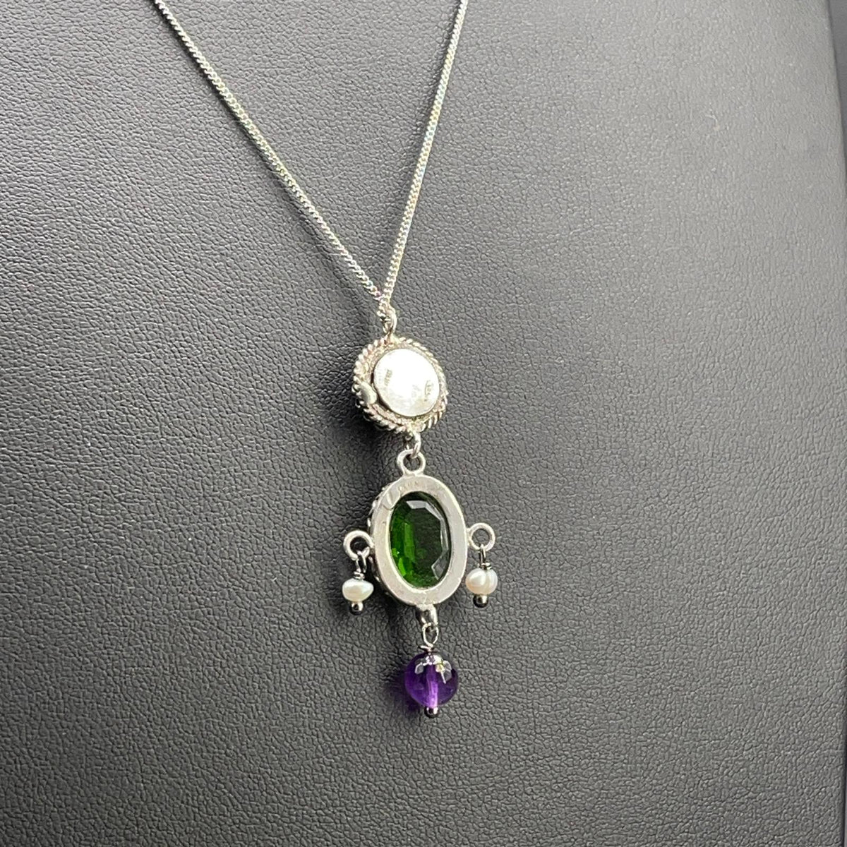 Retro del pendente BonBon in argento 925 con pietra verde e due piccole perle coltivate