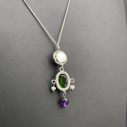 Retro del pendente BonBon in argento 925 con pietra verde e due piccole perle coltivate