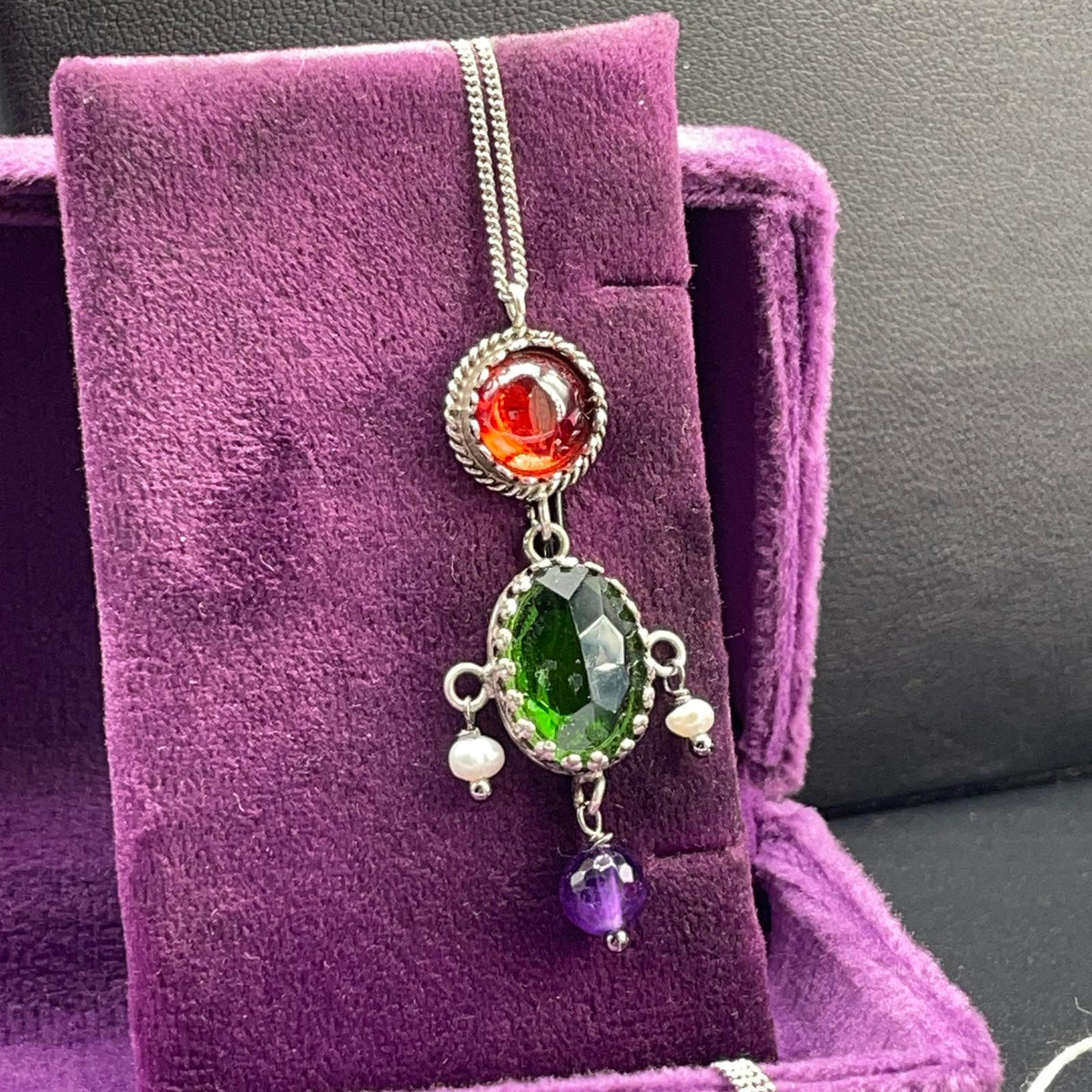 Pendente BonBon in argento 925 con pietre colorate e perle coltivate fotografato su velluto viola