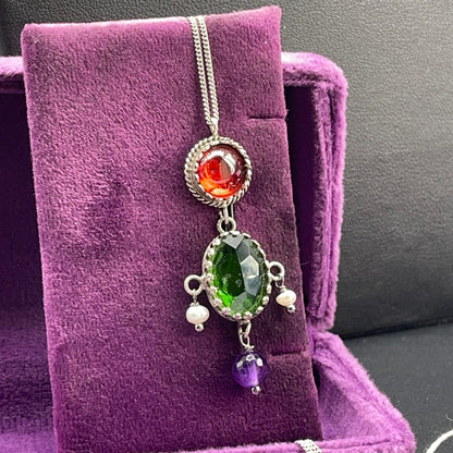 Pendente BonBon in argento 925 con pietre colorate e perle coltivate fotografato su velluto viola