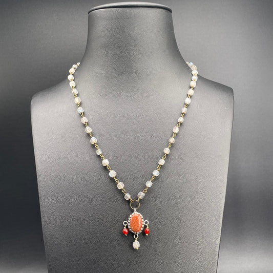 Collana BonBon con pietre chiare sfaccettate e pendente arancio, vista frontale