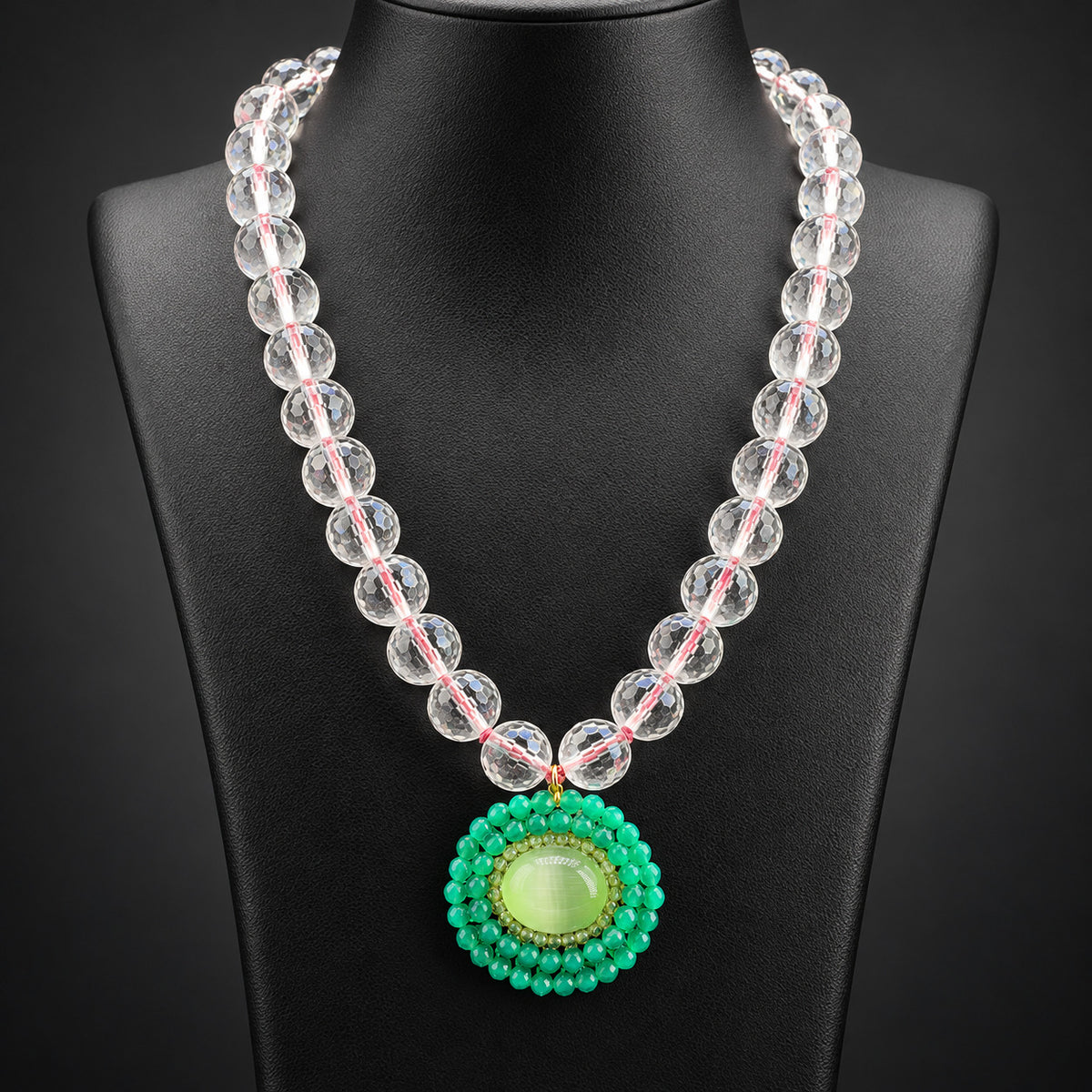 Collana in cristallo di rocca sfaccettato con pendente verde in agata e peridoto, vista frontale su busto nero