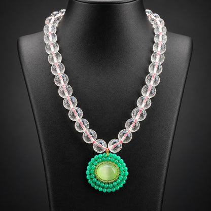 Collana in cristallo di rocca sfaccettato con pendente verde in agata e peridoto, vista frontale su busto nero