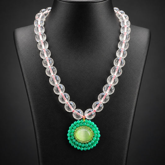 Collana in cristallo di rocca sfaccettato con pendente verde in agata e peridoto, vista frontale su busto nero
