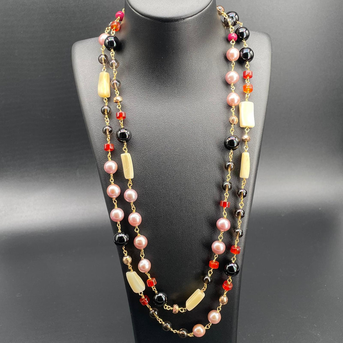 Collana lunga con perle malva, onice e corniola, vista frontale