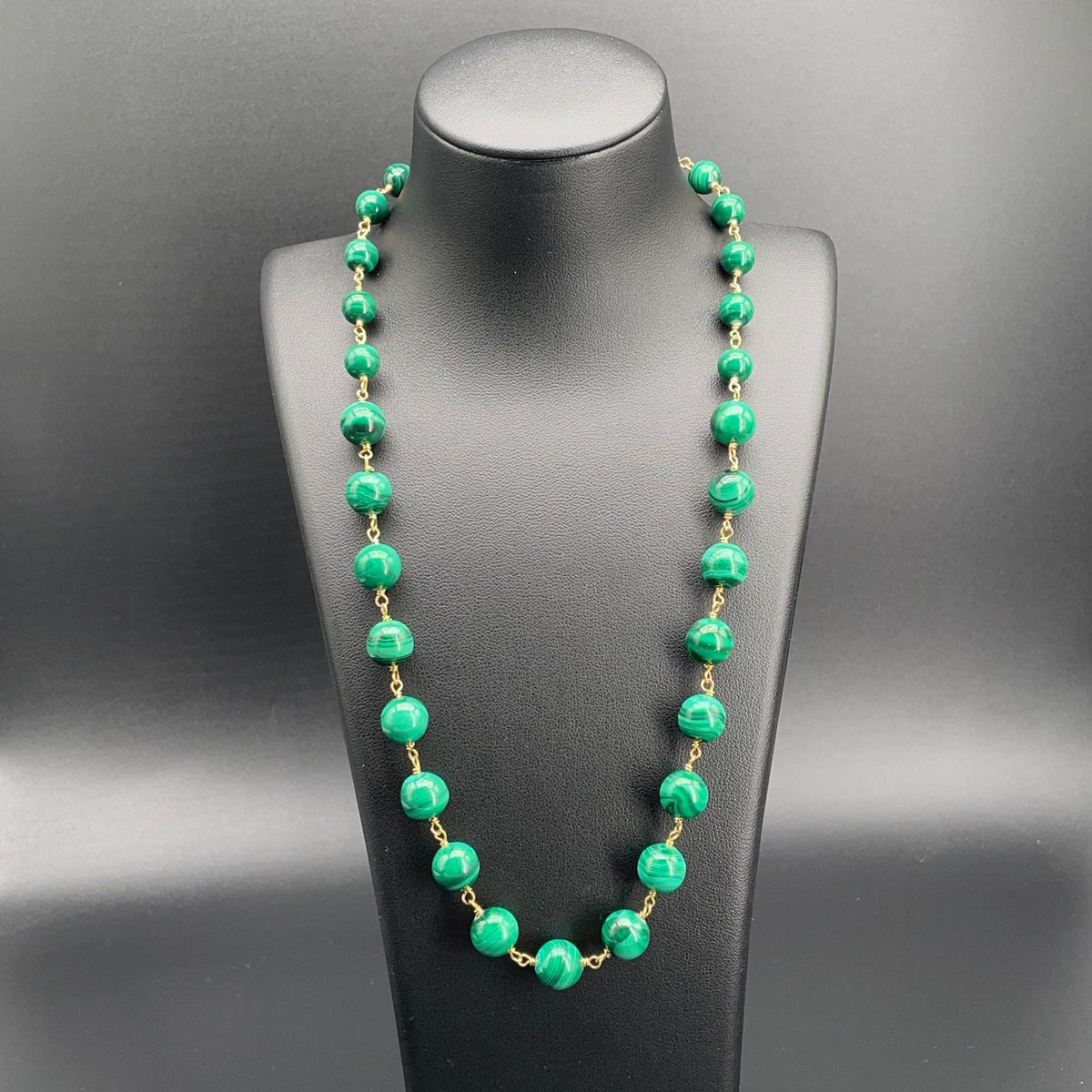 Collana a rosario in malachite a scalare, vista frontale