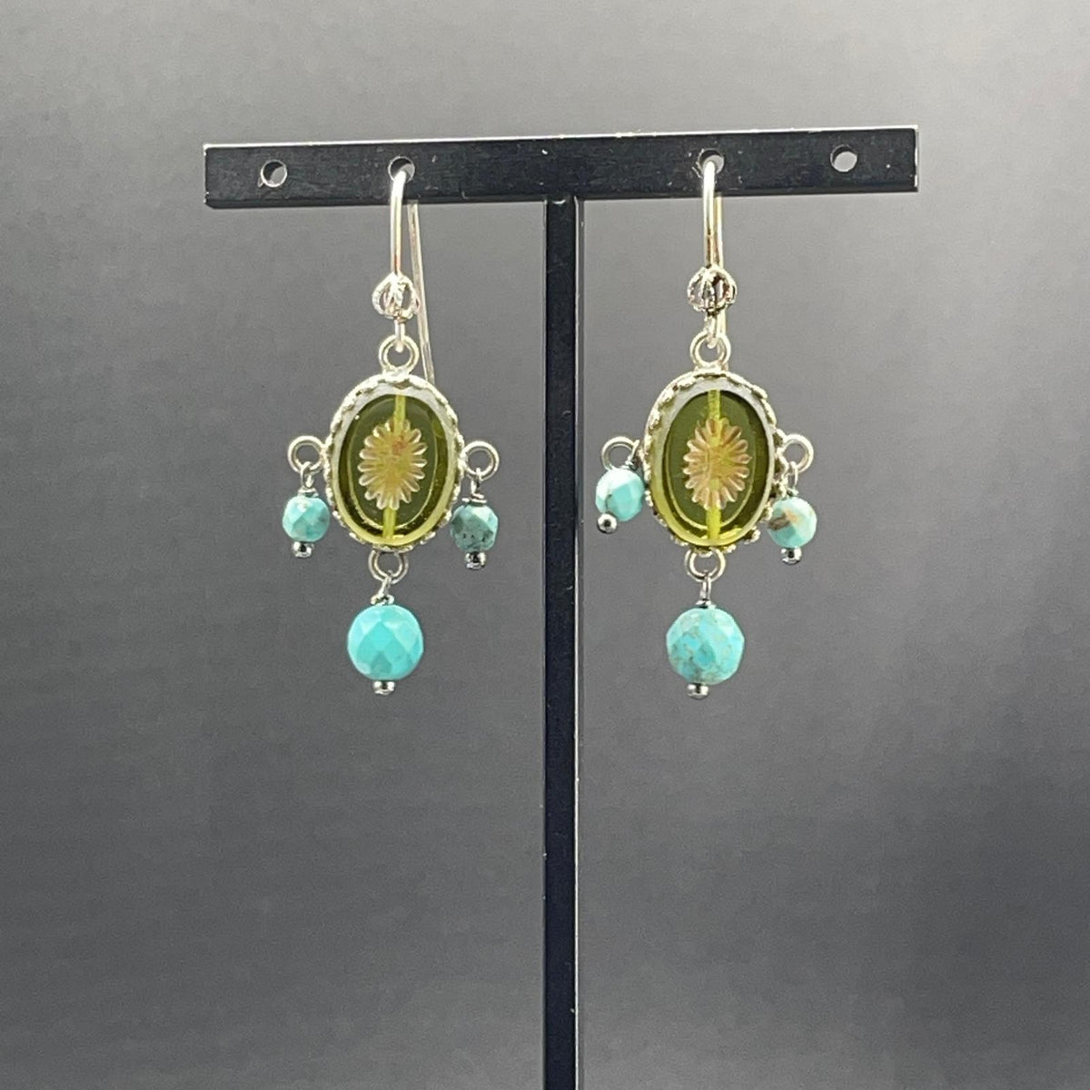 Orecchini BonBon in argento 925 con paste vitree verde oliva e pendenti in aulite turchese, vista frontale