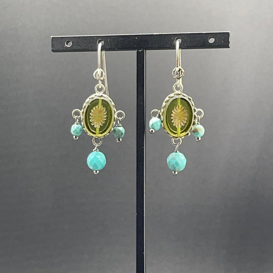 Orecchini BonBon in argento 925 con paste vitree verde oliva e pendenti in aulite turchese, vista frontale