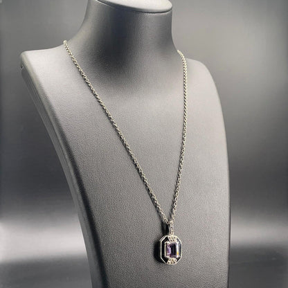 Collana in argento 925 con ametista viola e marcassiti, vista tre quarti su busto nero
