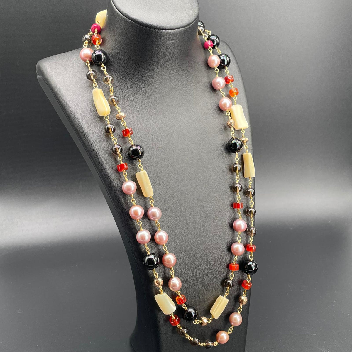 Collana lunga con perle malva e pietre miste, vista tre quarti