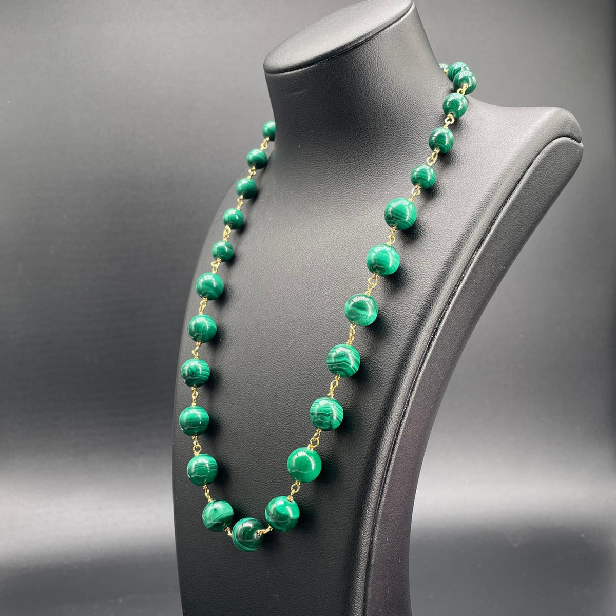 Collana in malachite con sfere graduate, vista tre quarti