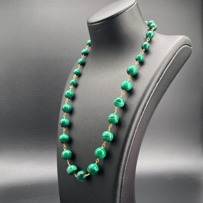 Collana in malachite con sfere graduate, vista tre quarti