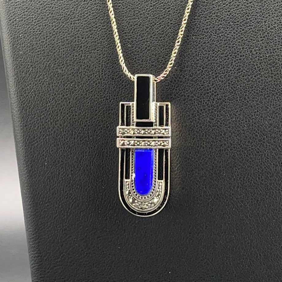 Dettaglio del pendente Art Déco geometrico con lapislazzuli blu, onice nero, marcassiti e smalti