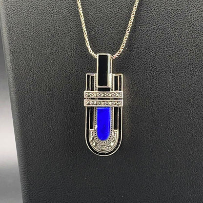 Dettaglio del pendente Art Déco geometrico con lapislazzuli blu, onice nero, marcassiti e smalti
