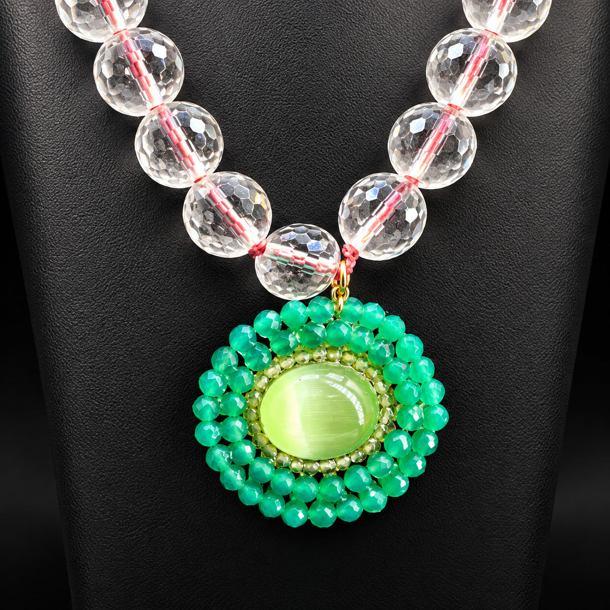 Primo piano del pendente verde con agata centrale e peridoto, fissaggio senza castoni