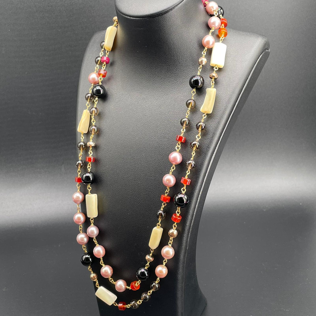 Collana a rosario lunga con madreperla e pietre, altra angolazione