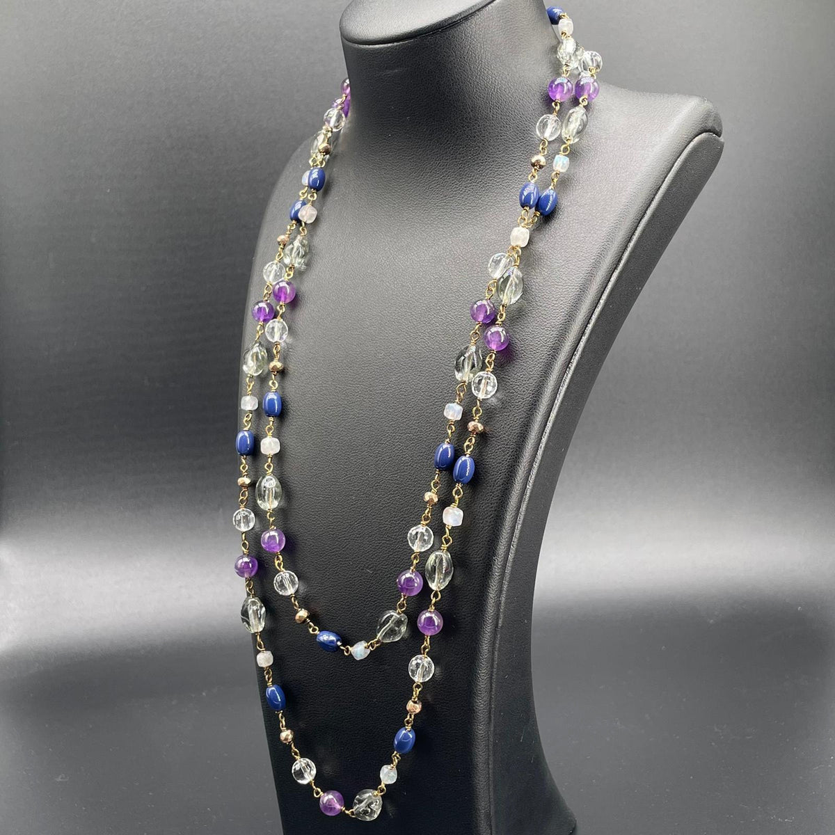 Collana lunga a rosario con pietre viola e blu vista laterale
