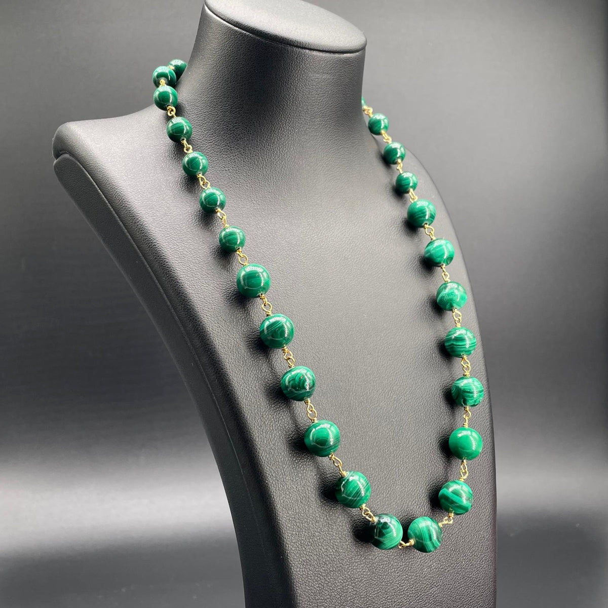Collana corta in malachite verde, vista laterale