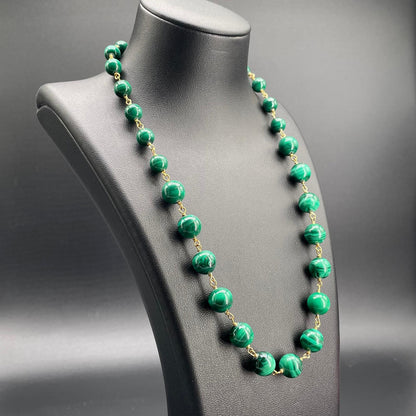 Collana corta in malachite verde, vista laterale