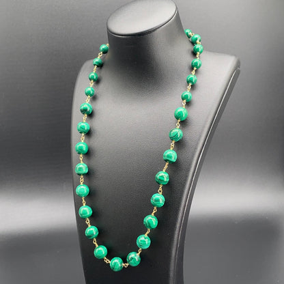 Collana di malachite con elementi dorati, vista laterale