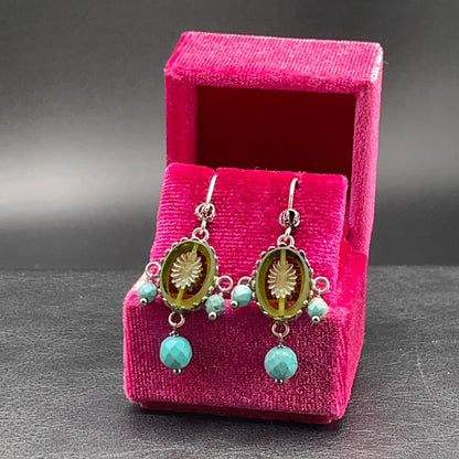 Orecchini BonBon con aulite turchese e paste vitree verde oliva in astuccio fucsia