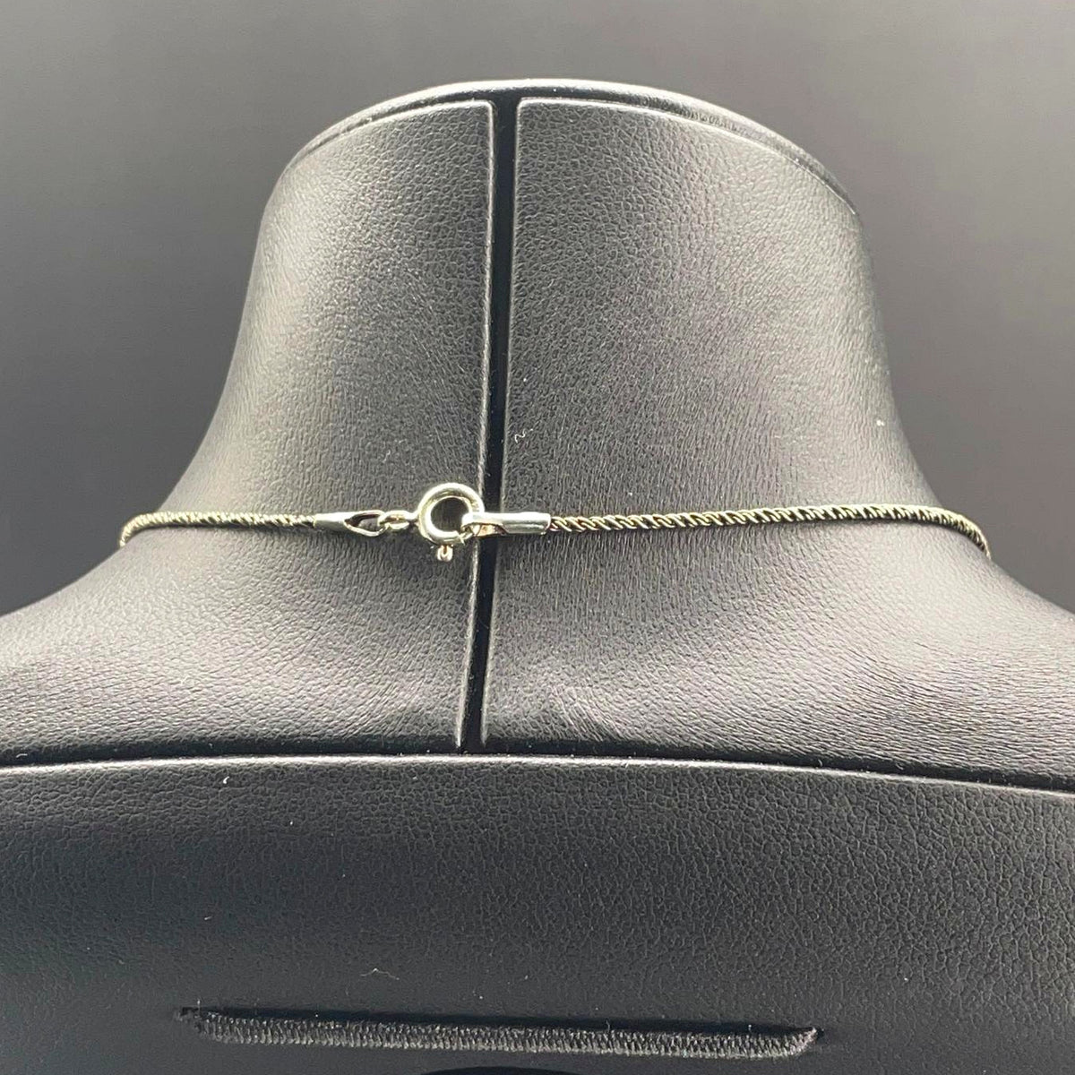 Dettaglio posteriore della chiusura ad anello della collana in argento 925