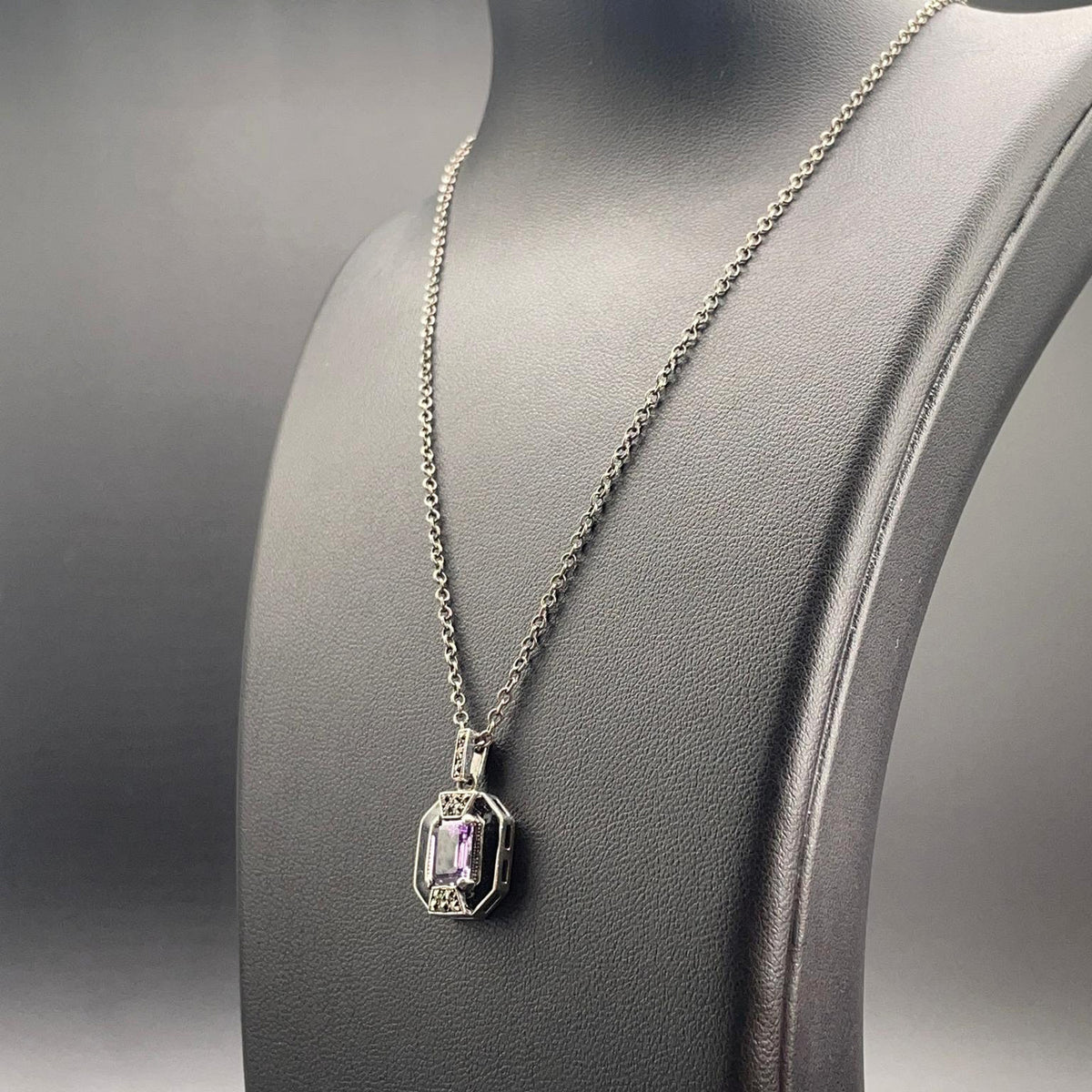 Vista laterale della collana in argento 925 e del pendente di ametista viola