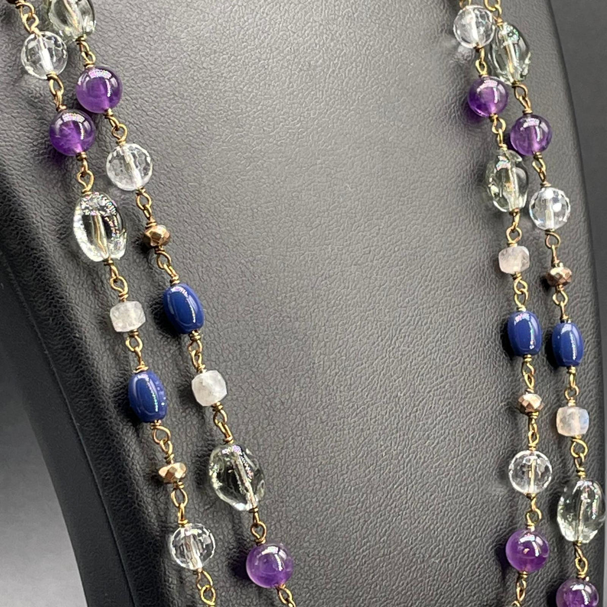 Dettaglio delle pietre e perle alternate su ottone brunito