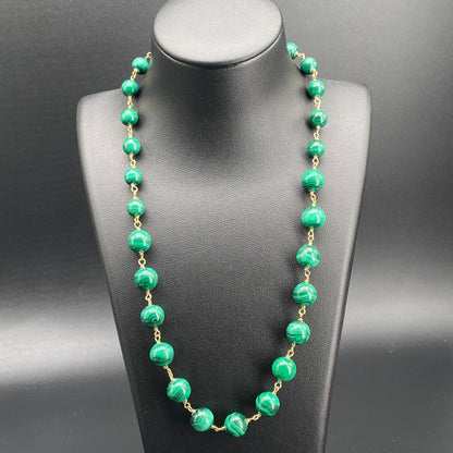 Collana a rosario in malachite su busto nero, vista frontale alternativa