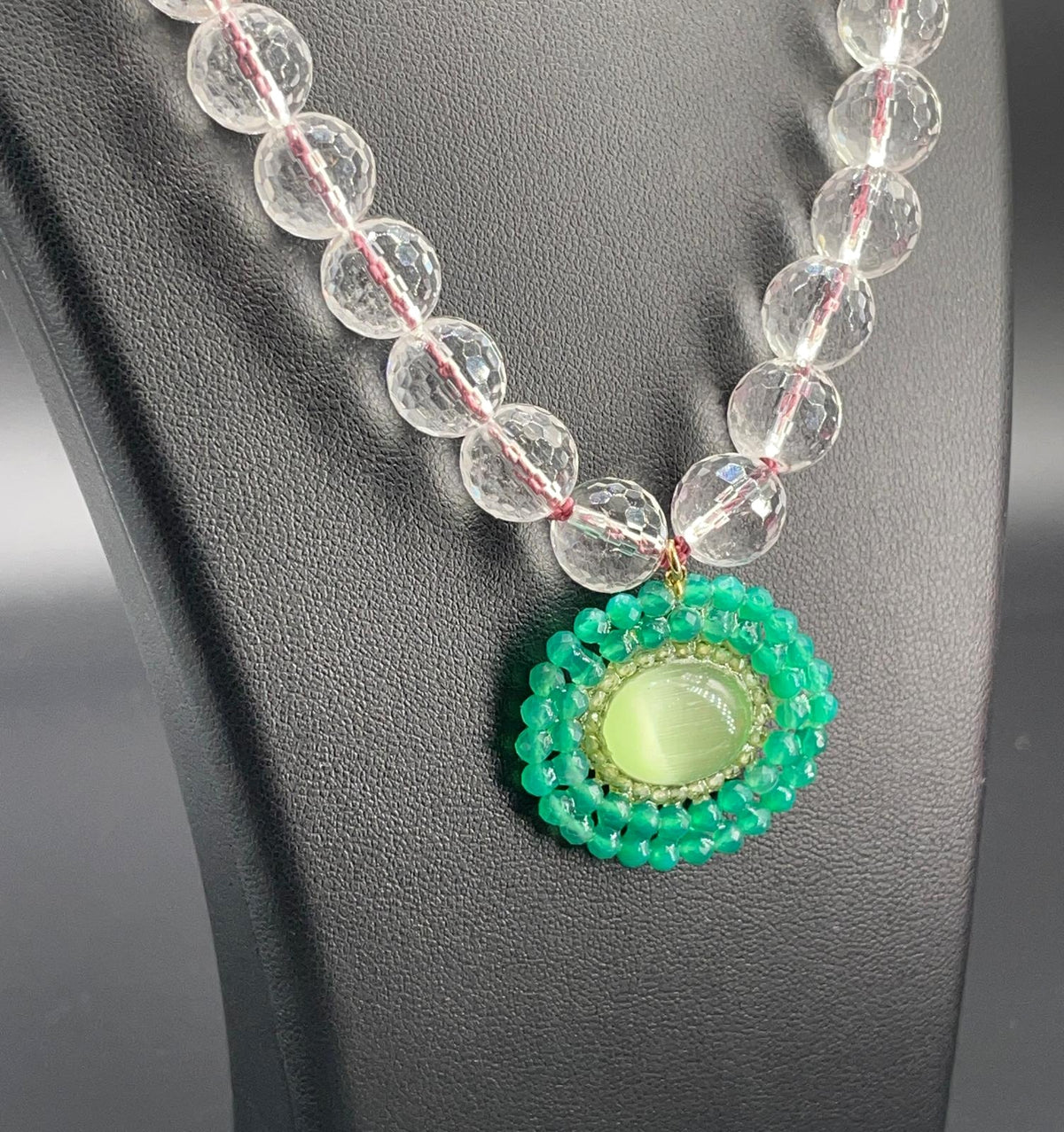 Fotografia originale del pendente in agata e peridoto su collana di cristallo di rocca sfaccettato