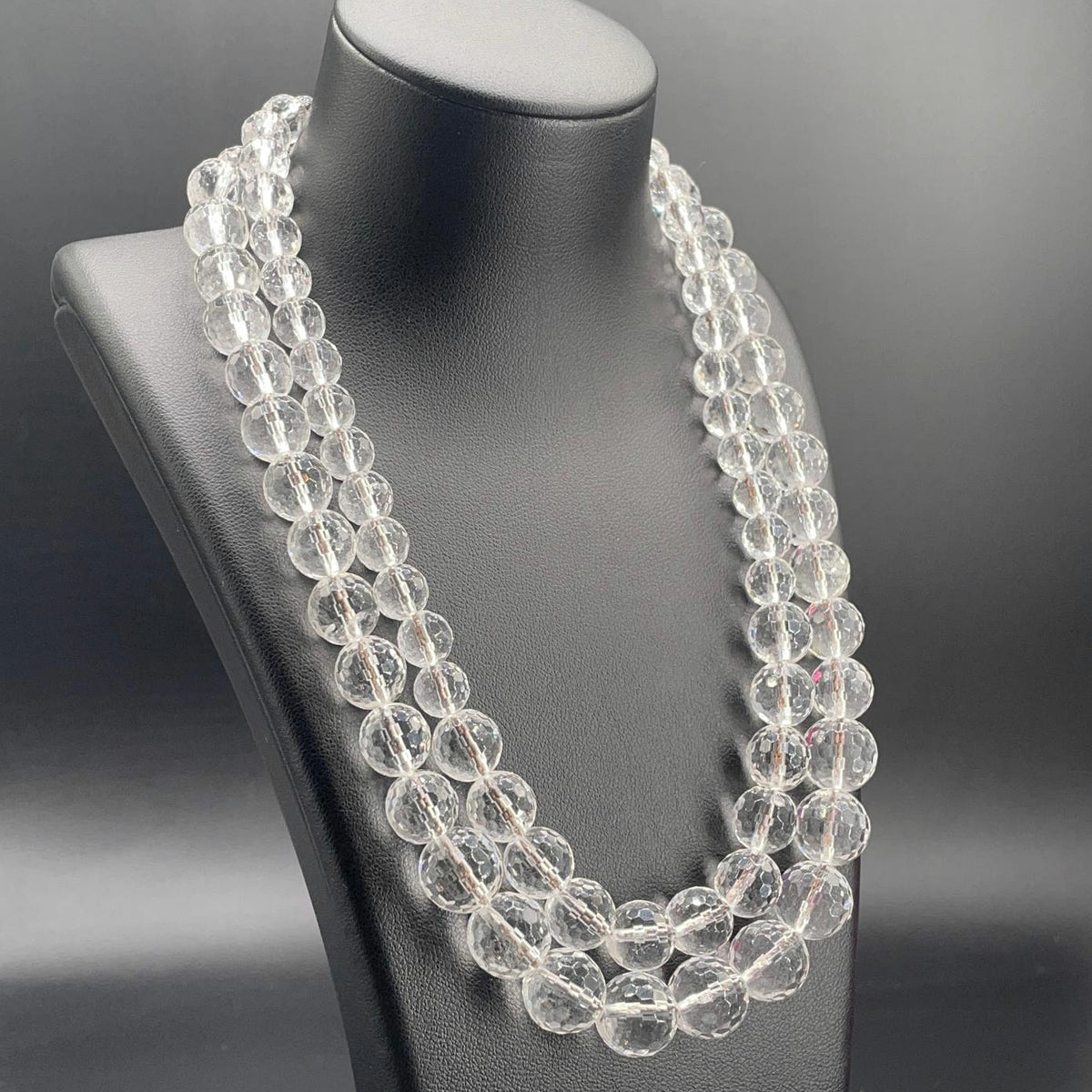Collana a due fili di cristallo di rocca sfaccettato su busto nero, dettaglio della doppia disposizione