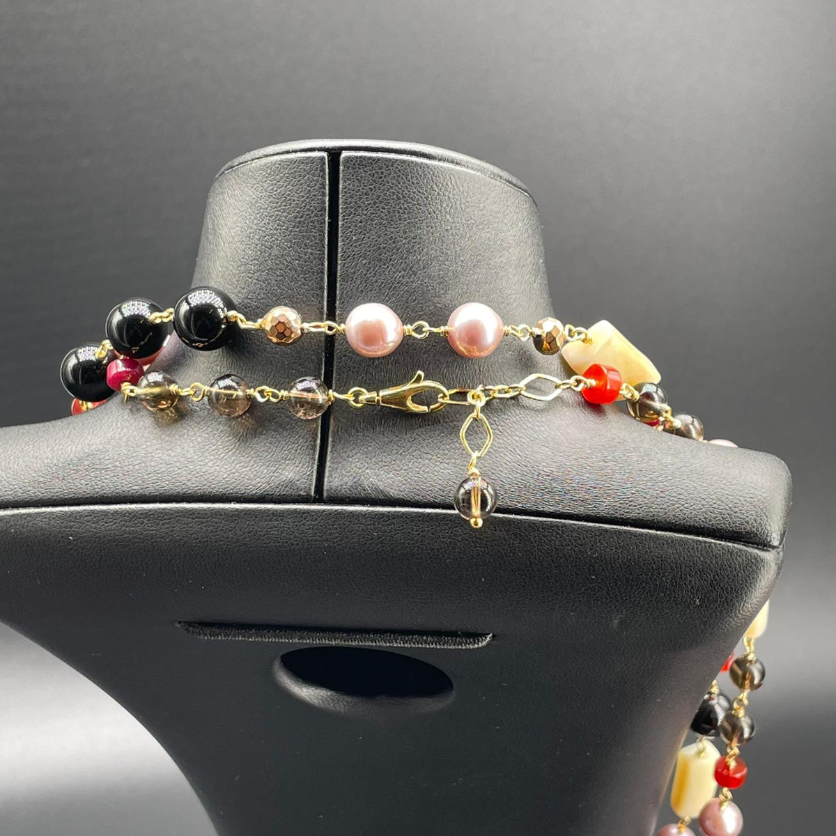 Chiusura in argento dorato della collana lunga fatta a mano