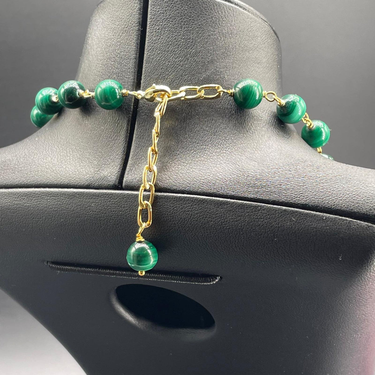 Chiusura in argento dorato con prolunga di 6 cm e sfera terminale di malachite