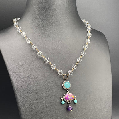 Collana BonBon con pietre chiare sfaccettate e pendente fucsia azzurro viola, vista frontale