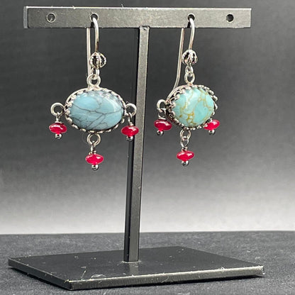 Orecchini BonBon argento 925 con pietre dure ovali azzurre venate e pendenti rossi, vista frontale