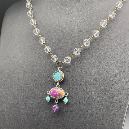 Dettaglio del pendente fucsia decorato e gocce viola e turchesi