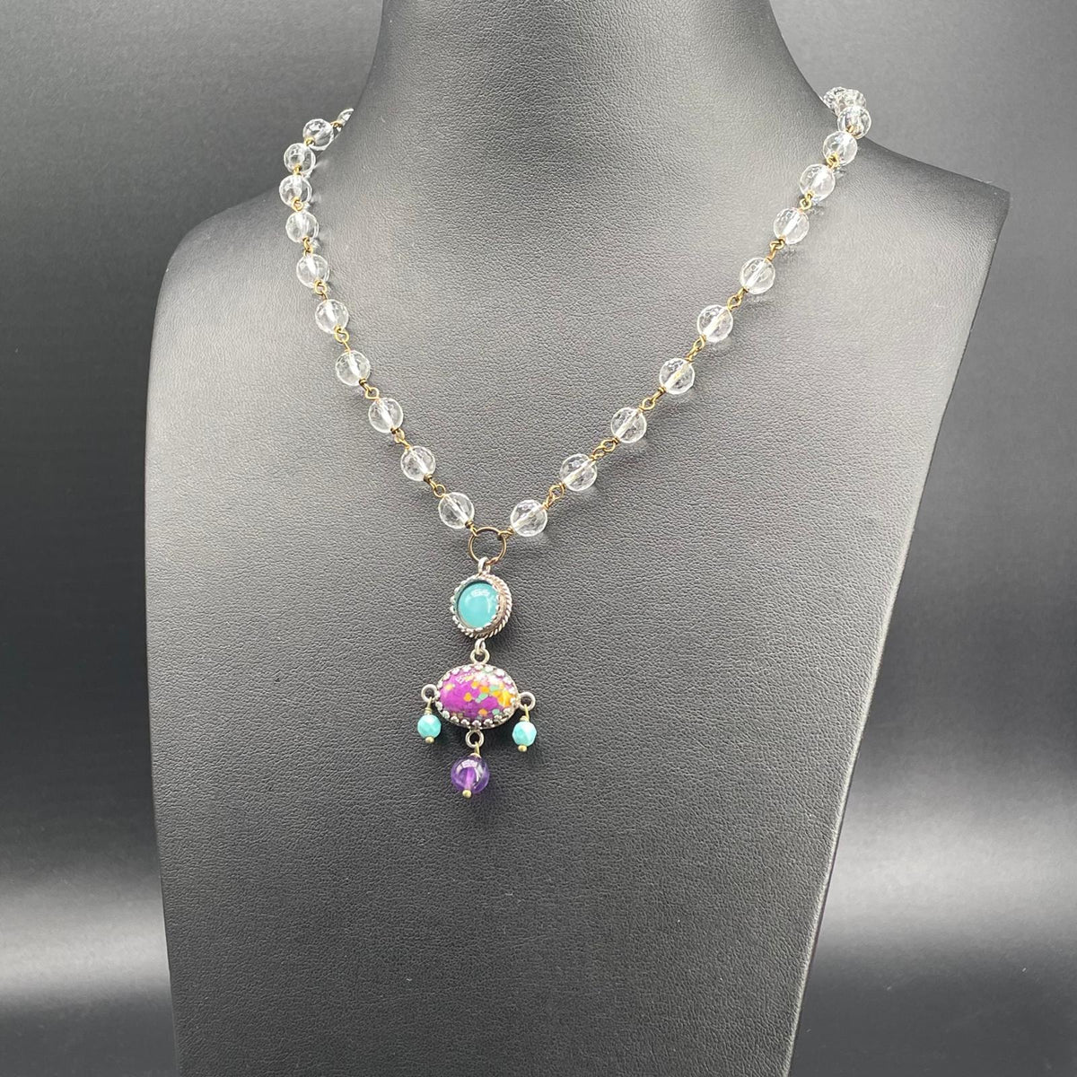 Collana BonBon con pietre trasparenti sfaccettate, vista obliqua