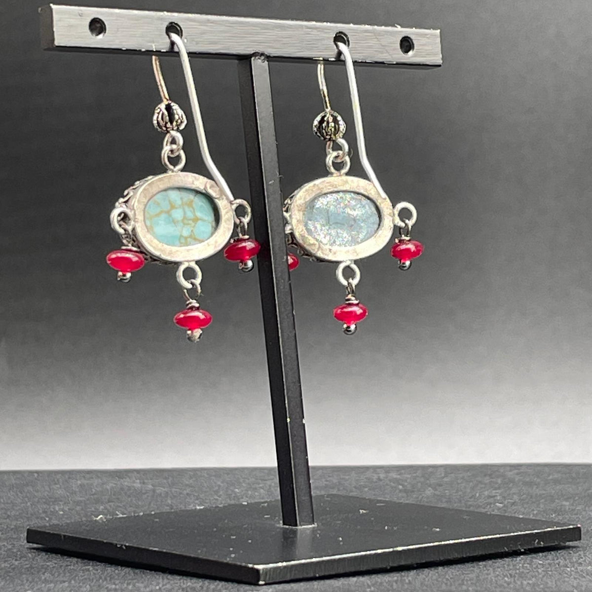 Retro degli orecchini BonBon in argento 925 e pietre azzurre con monachelle