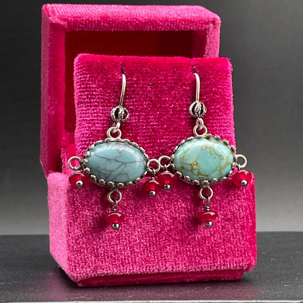 Orecchini BonBon argento 925 con pietre dure azzurre e rosse in cofanetto fucsia