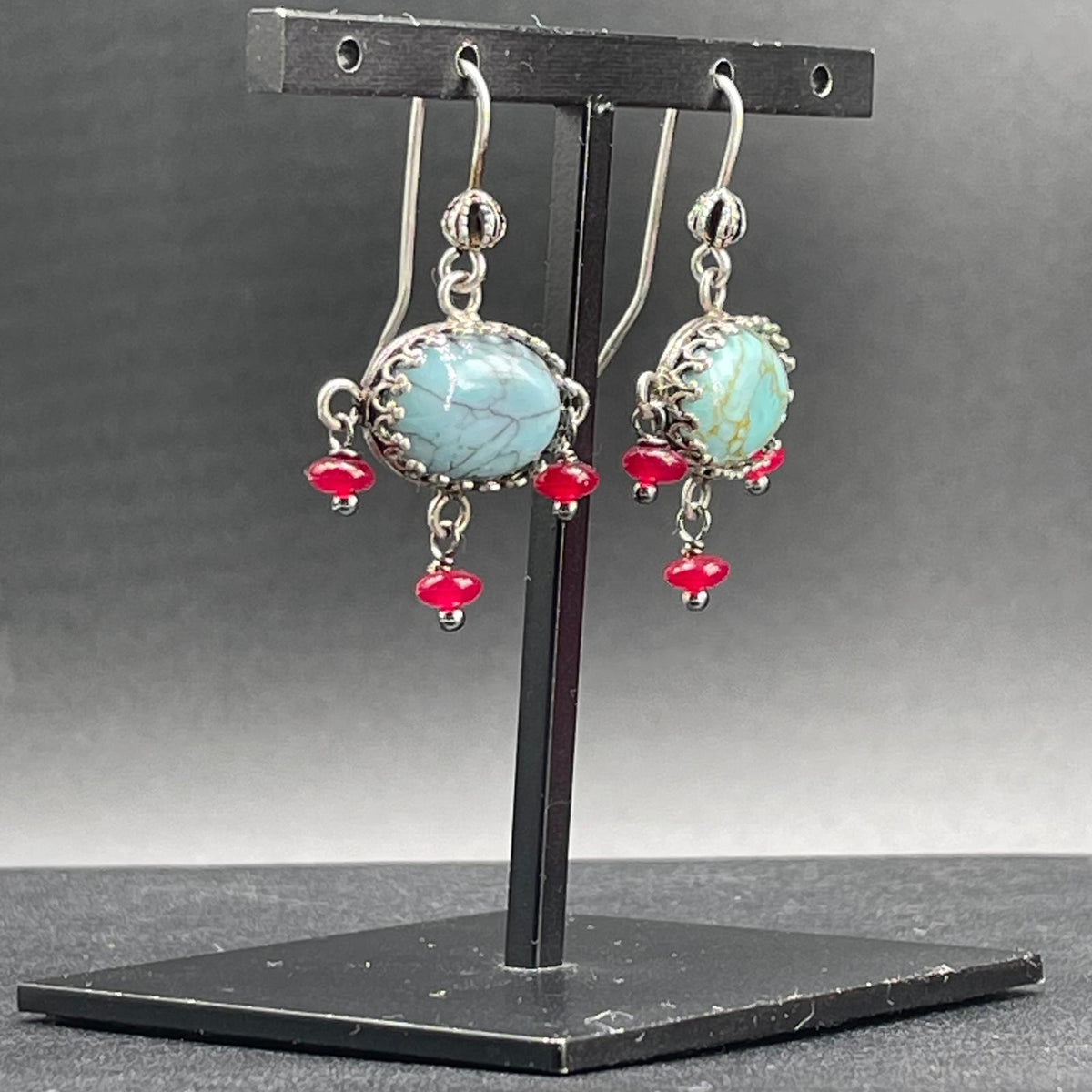 Orecchini BonBon con monachelle e cabochon azzurri, vista laterale
