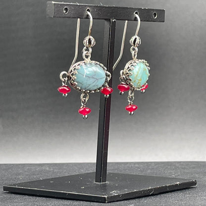 Orecchini BonBon con monachelle e cabochon azzurri, vista laterale
