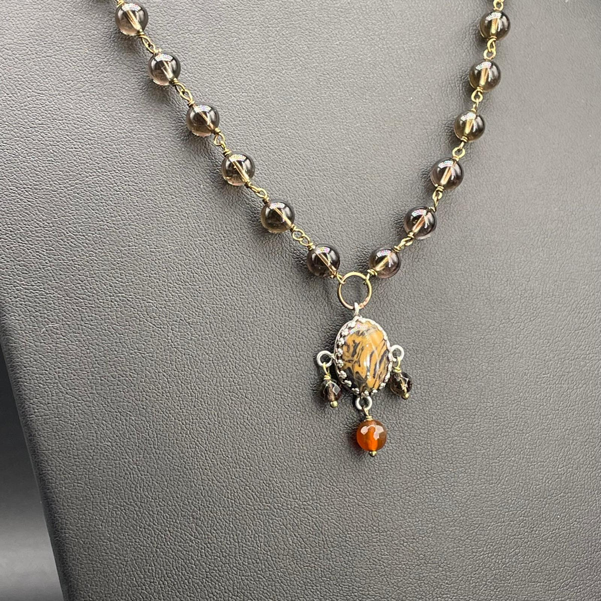 Collana BonBon a rosario con pietre color fumo e pendente ocra - foto 3