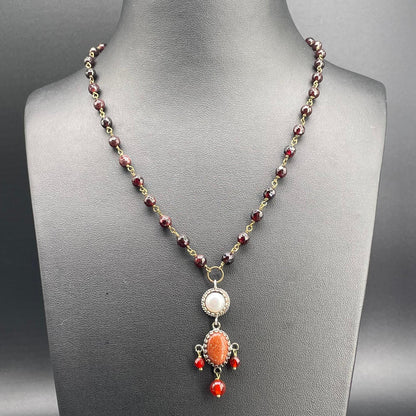 Collana BonBon a rosario in granati, perla coltivata e pendente arancio