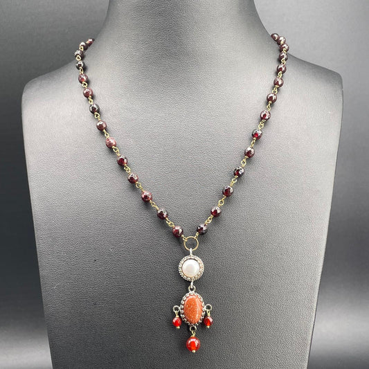 Collana BonBon a rosario in granati, perla coltivata e pendente arancio