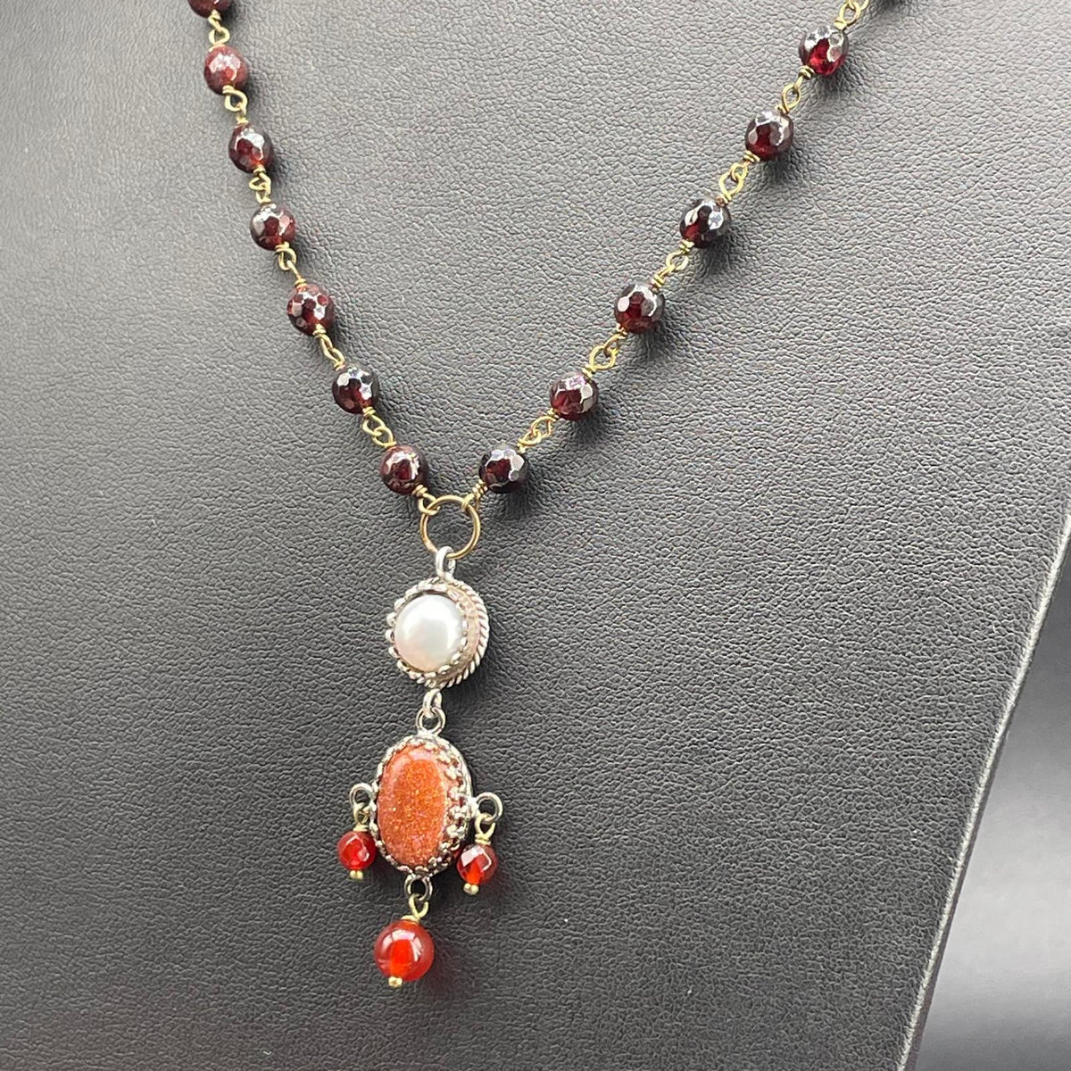 Collana BonBon fatta a mano in argento 925 e granati, dettaglio