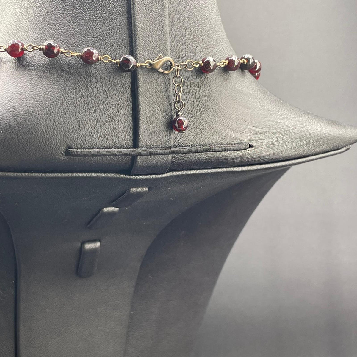 Collana BonBon a rosario in granati e pendente arancio, dettaglio laterale